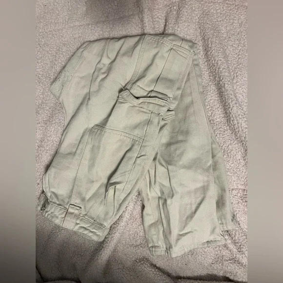 cargos - Picture 1 of 1